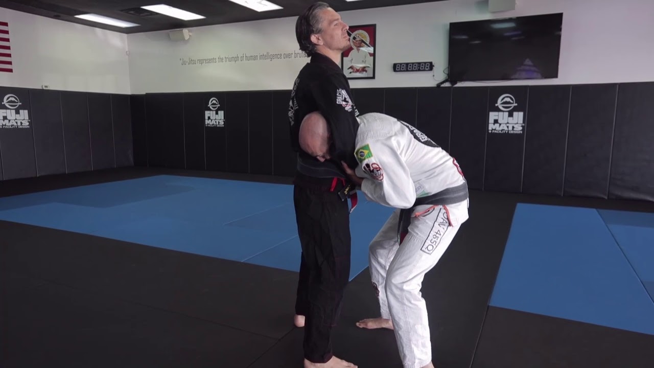 Guillotine defense (sitting back)