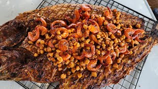 pescado zarandeado con guarnición de callos y camarones a la diabla 