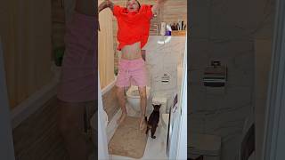The cat made fun of the owner because he did not give wet food 🐈🤣