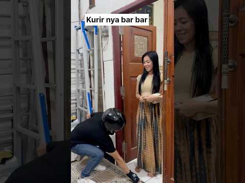 Kurir nya lucu.    Hanya sebuah hiburan semata