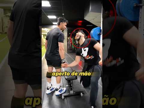 Você apertaria a mão desse cara? 💀 (@hissy.0)