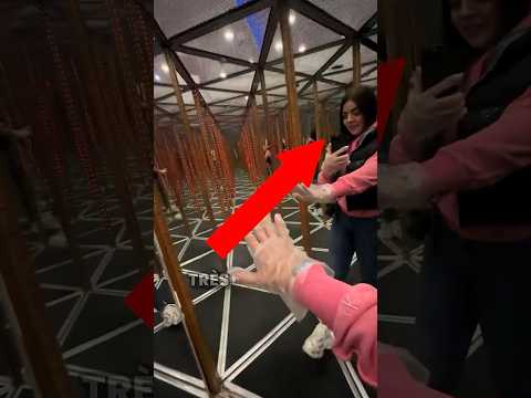 Cette fille a traversé un labyrinthe de miroirs 👏