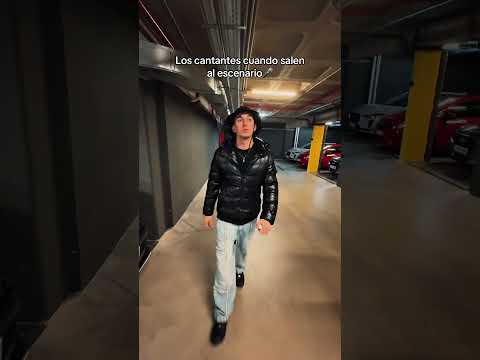 Los cantantes cuando salen al escenario🎤 #shorts #viral