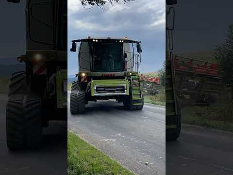 Výjazd kombajnov na cestu [ zablokovanie premávky = 2x Claas LEXION & NEW HOLLAND CR ]