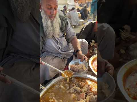 Hard Working Baba Gee Selling Cheapest Paye Nashta | Rs 200 | Buffalo Paye | Baray Paye Nashta