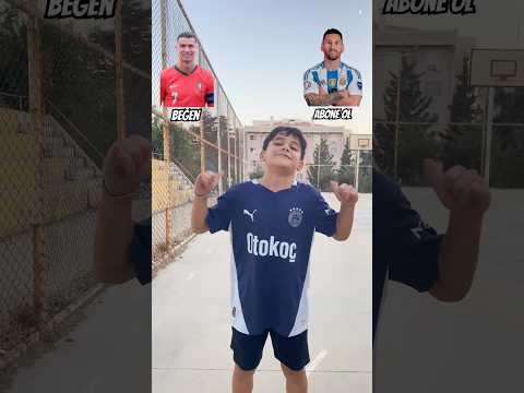 En iyi futbolcu kim? #cr7 #cristiano #ronaldo #messi #lionelmessi #shorts #keşfet #fyp