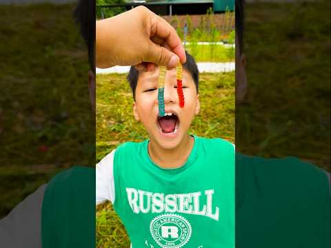 Người mẹ tốt bụng So cute - thử thách nhắm mắt ăn kẹo con giun sẽ ra sao?🍦 👀😝🤪 #shorts