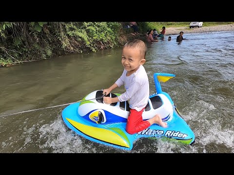 Mandi di Sungai dan Main Air Menaiki Pelampung Jet Ski - Vlog Liburan Seru DMG Kids Family