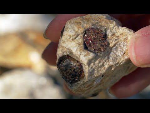 Pyrénées-Orientales : Rouge et lumineux, le cristal de grenat fait perdurer un savoir-faire précieux