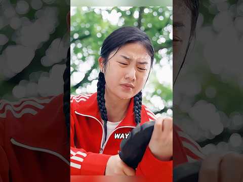 The girl trains with a 500 - kilogram table tennis racket every day.