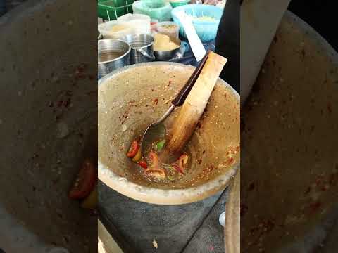 ยำแซลมอนหมูยอ ลูกค้าขอเพิ่มเส้น