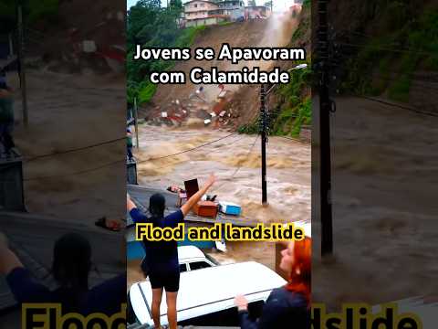Deslizamento + Enchente Subindo Rápido / Flood rising fast leaves people trapped on the roof