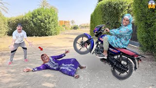 لما امك تتخانق مع جارتكم وتدوسها بالموتسيكل 😱😂|عمر نصر 