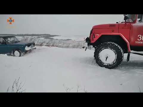 Надзвичайники Хмельниччини допомагають людям вибратися зі снігових пасток на автошляхах