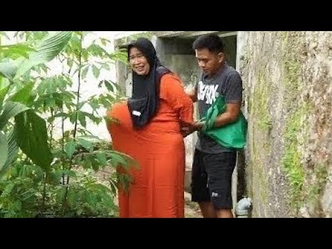 IBU HAMIL DISEKAP MELAHIRKAN ANAK PEREMPUAN MANJAT POHON