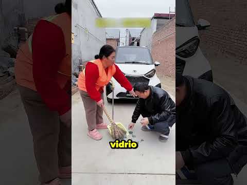 ¡Limpié los vidrios en el camino para que no se pinchen los neumáticos! 🚗🧹