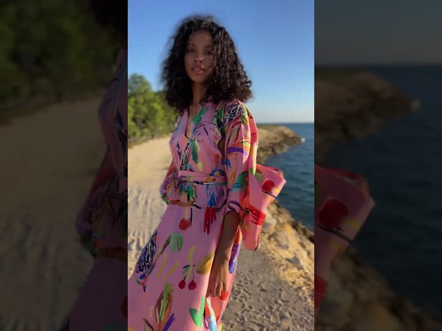 PERRUCHES ROSES KIMONO video