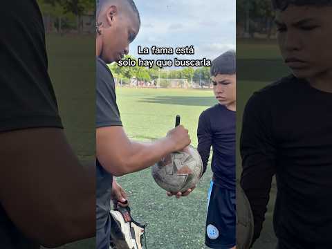 La fama estรก solo hay que buscarla ๐ณโฝ๏ธ๐ #viralshort #futbol #humor #soccer #football