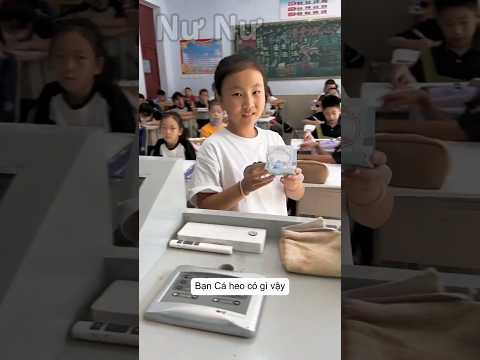 Thầy giáo chấm điểm đồ chơi tự làm của học sinh