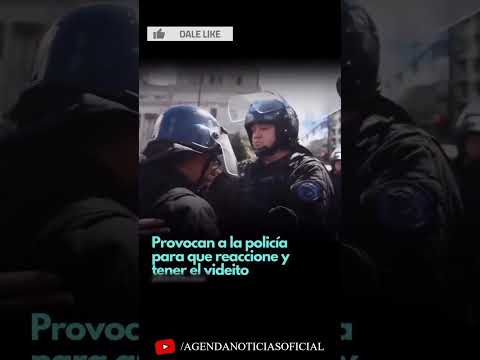 Zurdos provocando a una policía mujer durante la marcha de los miércoles