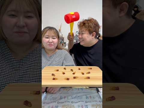 相手が選んだグミ食べたら負け!#対決 #ゲーム #夫婦
