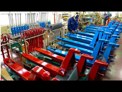 ハンドパレットトラックを大量生産するプロセス。日本の運搬・作業改善用リフト工場。