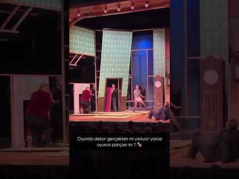 Dekor gerçekten mi yıkılıyor yoksa oyunun parçası mı ? #tiyatro #sanat