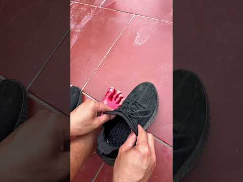 Trong giày có thứ gì vậy 😱😱😱#funny #comedy #shorts