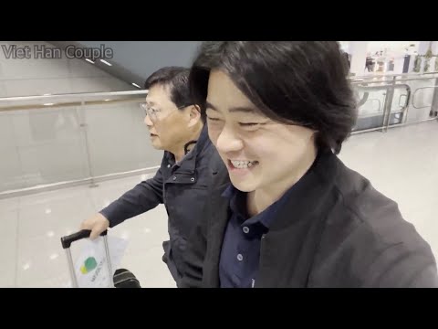 Mình đưa cha ra sân bay đi du lịch ở Georgia, cha có chuyến đi vui