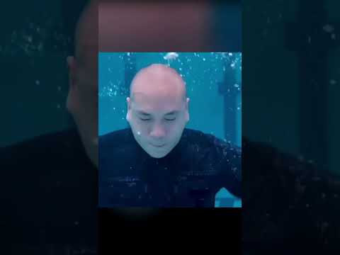 بنت تصدم جنود محترفين بقوتها