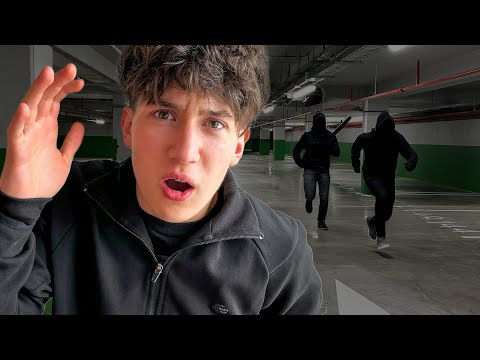 MEGTÁMADTAK EGY PARKOLÓBAN!