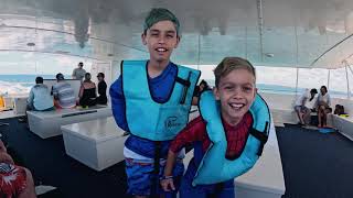 AS CRIANÇAS PILOTARAM UM BARCO