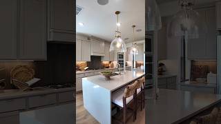 Quick walkthrough of this brand new ~3,200 sq ft home in Eliana...