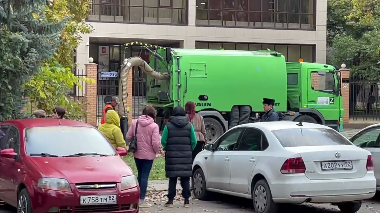 К залу суда подогнали автобус и расставили много полиции!
