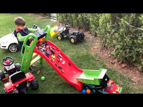 Yusuf kırmızı kaydıraktan hotwheels arabalarını kaydırıp kamyonun kasasına sokabilecek mi?👻😅