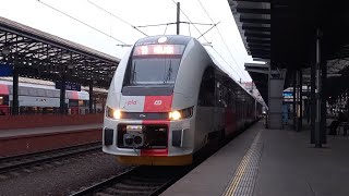 Odjezd vlaku RegioFox ze stanice Praha hl.n. na lince S3 (19.12.2025)