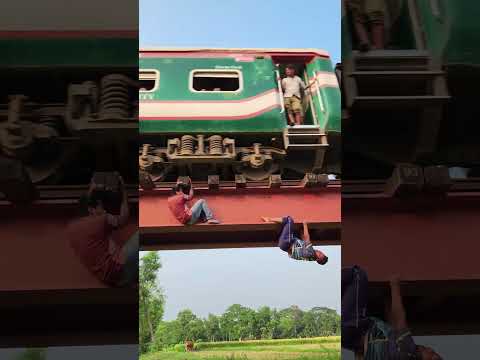 হঠাৎ করে যখন সেতুতে ট্রেন চলে আসে #funny #comedyfilms #unfrez #comedymove #comedy #comedymovies