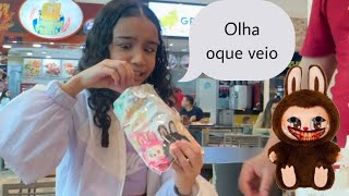 Abrindo labubu no shopping 