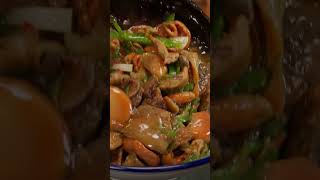 今天做了家常饭请客，有凉拌苦瓜、烤五花肉、牛扒烀、野生菌和甜笋，大家都说好吃！【滇西小哥】#shorts#cooking #delicious #滇西小哥#food