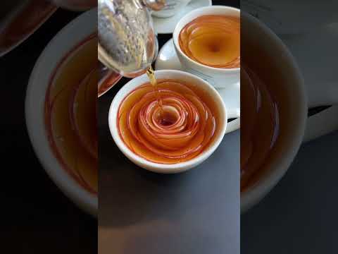 生りんごの真ん中にアップルティーを注ぐと花が咲く。 #japanesefood