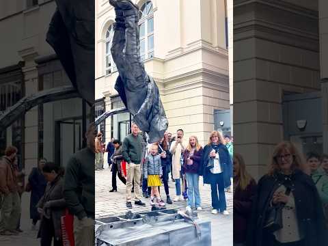 Loving the wide open mouth! #performer #livingstatue #floating #levitating