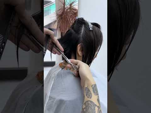 Transform Your Look: Voluminous, Easy-to-Style Short Haircut for Women