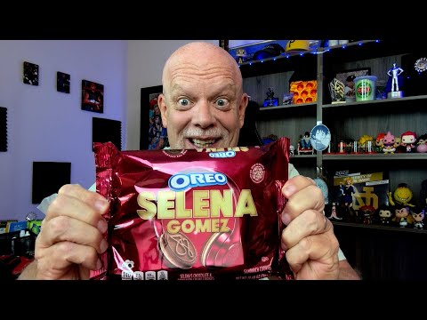 SELENA GOMEZ OREOS REVIEW 😁 Who Knew Selena Was A Cookie Monster?!