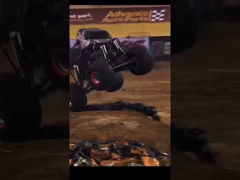 Max D breaks into pieces !!!