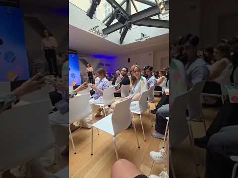 Melis Fis Samsung Toplantısında  Şarkı söylerse