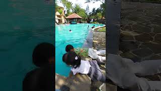Bermain air kolam renang #kolam #bermainair #happy #play #bermain #kolamrenang #santai #liburan