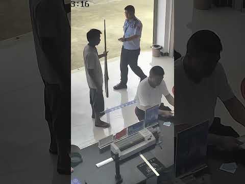 男子发现祖辈遗留的火药枪，第一时间上交派出所。｜中国－云南德宏　民警　枪械　真理　遵纪守法　#gun #father #leftover #police #station #shorts #China
