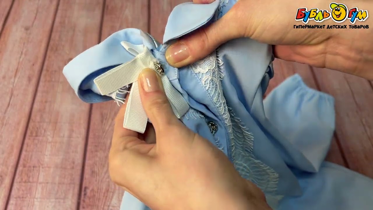 Блузка Lanson Kids с белым бантом под воротником и кружевом голубая - видео Блузка Lanson Kids с белым бантом под воротником и кружевом голубая - видео