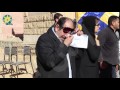 بالفيديو: احد الفنانين يمسح دموعة اثناء تشيع جثمان ممدوح عبد العليم