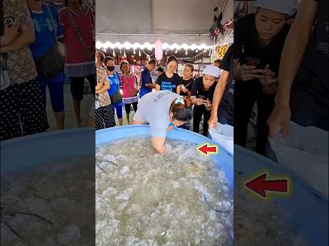 This girl put her hand in the snow .#shortvideo